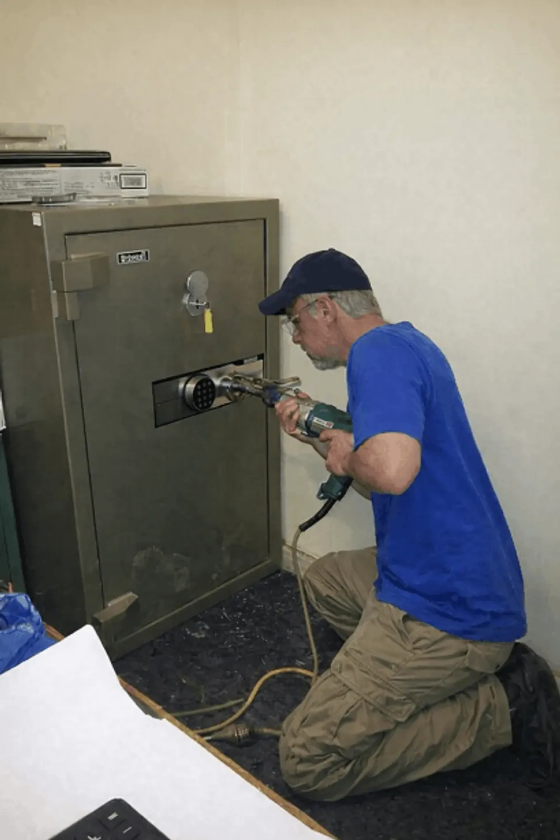Professional safe opening service for locked safes